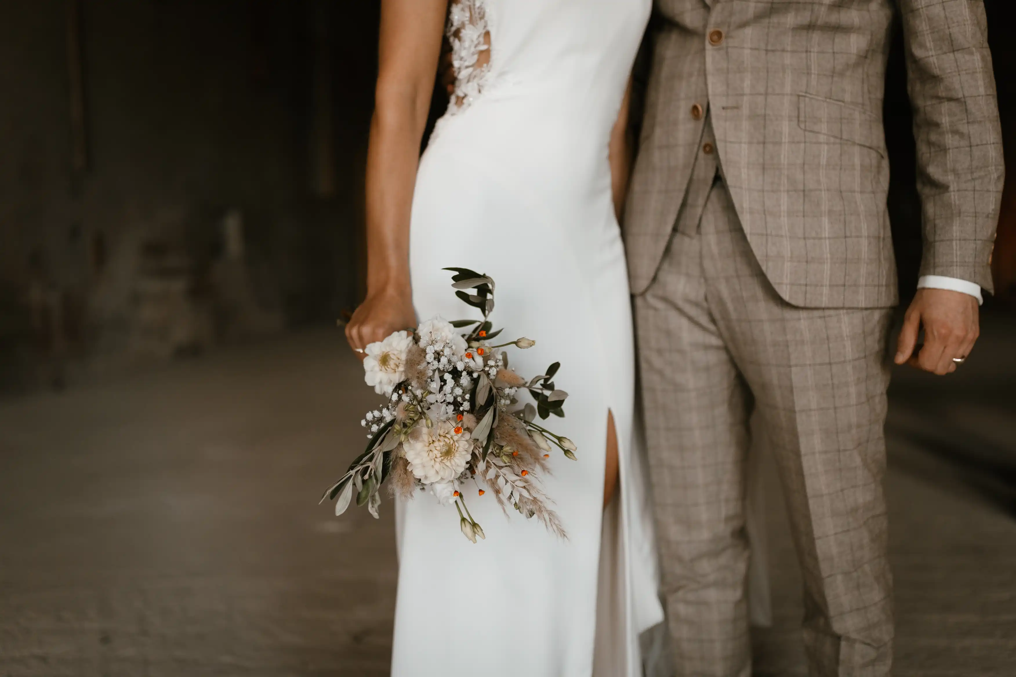 Bruidspaar in een sfeervolle, natuurlijk gestylede omgeving